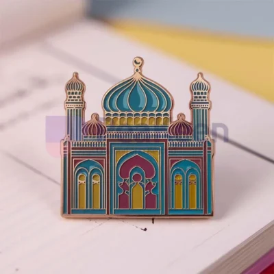 Eine farbenfrohe Emaille-Anstecknadel, die eine Moschee als Symbol für Glauben und Kultur darstellt. Ideal für den persönlichen Gebrauch oder als Geschenk. Benutzerdefinierte Moschee Pin.