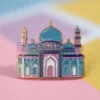 Épingle en émail coloré représentant une mosquée, symbole de la foi et de la culture. Idéal pour un usage personnel ou un cadeau. Épingle à mosquée personnalisée.