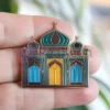 Épingle en émail coloré représentant une mosquée, symbole de la foi et de la culture. Idéal pour un usage personnel ou un cadeau. Épingle à mosquée personnalisée.