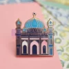 Épingle en émail coloré représentant une mosquée, symbole de la foi et de la culture. Idéal pour un usage personnel ou un cadeau. Épingle à mosquée personnalisée.