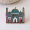 Épingle en émail coloré représentant une mosquée, symbole de la foi et de la culture. Idéal pour un usage personnel ou un cadeau. Épingle à mosquée personnalisée.