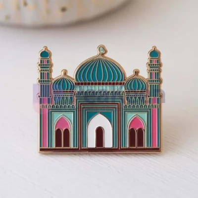 Eine farbenfrohe Emaille-Anstecknadel, die eine Moschee als Symbol für Glauben und Kultur darstellt. Ideal für den persönlichen Gebrauch oder als Geschenk. Benutzerdefinierte Moschee Pin.