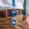 ベルトに医療用バッジをつけた男性。プロフェッショナルを識別するためのカスタム・ナース・バッジ・リールを見せる。