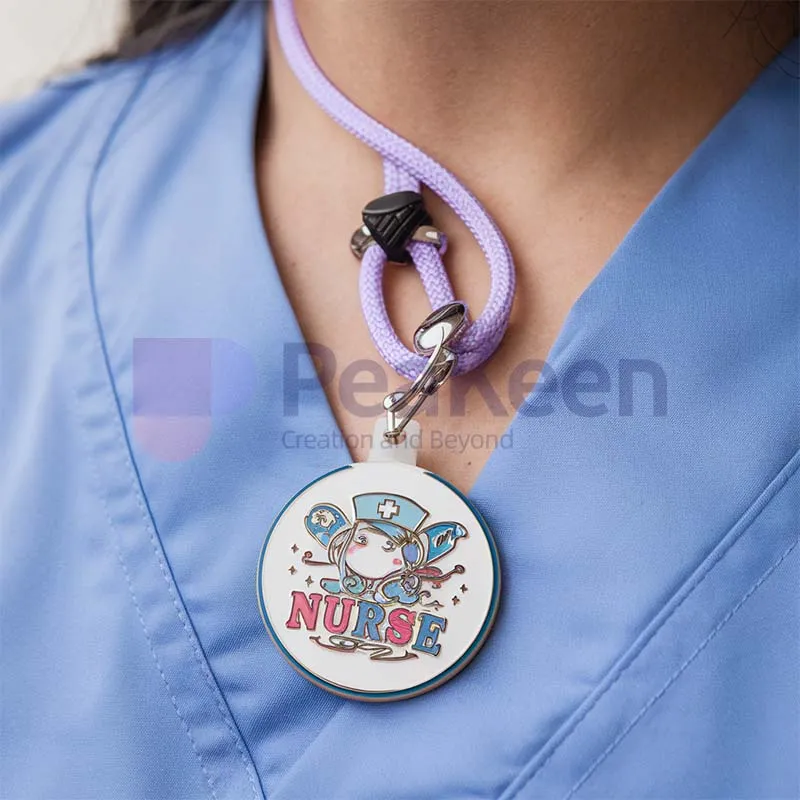 Eine Krankenschwester zeigt ein violettes Schlüsselband mit einem Abzeichen mit der Aufschrift "Nurse" (Krankenschwester), das eine individuell gestaltete Krankenschwester-Abzeichenrolle präsentiert.