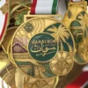 Una collezione di medaglie personalizzate per la maratona dell'Arabia Saudita con la parola "maratona" in evidenza su ogni medaglia.
