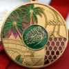 Una medaglia d'oro con scritta araba, simbolo di successo, personalizzata per l'Arabia Saudita.