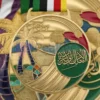 Una medaglia d'oro con la scritta "Arabic", che rappresenta un premio personalizzato dell'Arabia Saudita.