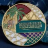 Medaglia personalizzata con la parola araba "Arabia Saudita", che evidenzia l'orgoglio culturale e l'identità nazionale.