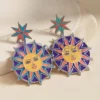 Pendientes de esmalte personalizados con vibrantes diseños de sol y estrellas en una colorida disposición.