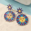 Pendientes de esmalte personalizados con vibrantes diseños de sol y estrellas, perfectos para añadir un toque divertido a cualquier atuendo.