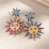Pendientes de esmalte personalizados con vibrantes diseños de sol y estrellas, perfectos para añadir un toque divertido a cualquier atuendo.