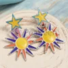 Pendientes de esmalte personalizados con vibrantes diseños de sol y estrellas, perfectos para añadir un toque divertido a cualquier atuendo.