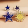 Pendientes de esmalte personalizados con dos estrellas y un sol, adornados con vibrantes detalles de esmalte azul.