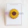 Alfiler de girasol personalizado con un diseño vibrante, perfecto para añadir un toque de encanto inspirado en la naturaleza a cualquier atuendo.
