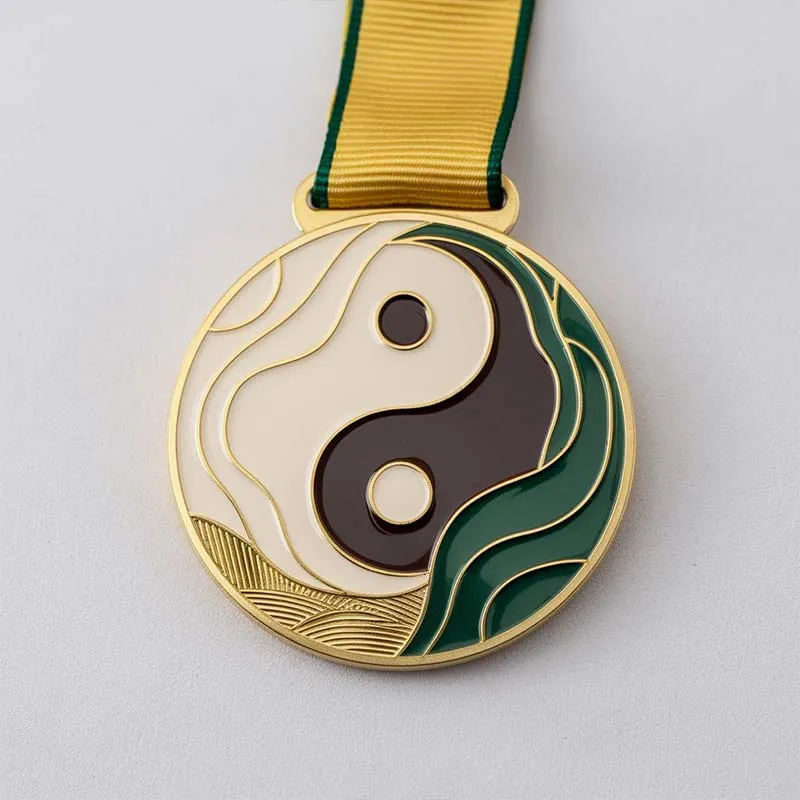 Individuelle Fechtmedaille mit einem Yin-Symbol in leuchtendem Grün und Gold, die Eleganz und Leistung unterstreicht.