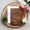 Деревянные подставки для приглашений, выполненные на заказ, с элегантной лазерной гравировкой, демонстрируют уникальный и запоминающийся дизайн для особых случаев.