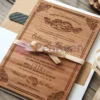 Деревянные подставки для приглашений, выполненные на заказ, с элегантной лазерной гравировкой, демонстрируют уникальный и запоминающийся дизайн для особых случаев.