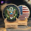 Targa in legno personalizzata con la bandiera degli Stati Uniti e l'emblema dell'esercito americano, ideale per esporre le monete militari.