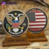 Bandiera USA incisa su misura con il disegno di un'aquila, che simboleggia il patriottismo e l'onore militare attraverso le monete challenge.