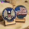 Due portamonete in metallo con bandiera americana e aquila, progettati per esporre le monete militari.