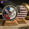 Un supporto in legno con due bandiere americane e una moneta militare, che rappresenta l'orgoglio nazionale e il servizio.
