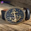 Un cinturón azul marino con hebilla dorada en forma de ancla, que combina estilo y encanto náutico.