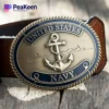 Una detallada hebilla de cinturón azul marino con el icónico diseño del ancla de la Marina de los Estados Unidos, símbolo de la herencia marítima.