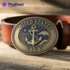 Una detallada hebilla de cinturón con el logotipo de la Marina de los Estados Unidos, que muestra el orgullo y el servicio en un accesorio con estilo.