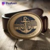 Una detallada hebilla de cinturón con el emblema de la Marina de los Estados Unidos, que muestra el orgullo y el servicio en un elegante accesorio.