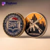 Due distinte monete SWAT challenge con la parola "SWAT" in evidenza su ciascuna moneta.