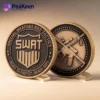 Moneta di sfida SWAT con la parola "SWAT" in evidenza sulla superficie.