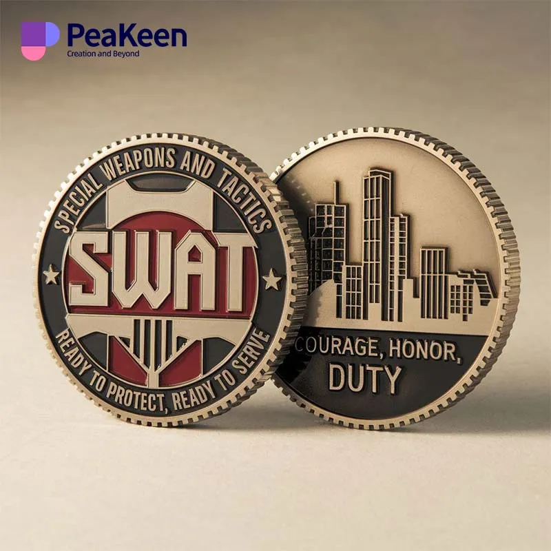 Moneda de desafío SWAT con las palabras "SWAT" y "Duty" bien visibles en su superficie.