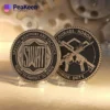 Due monete metalliche SWAT challenge con la parola "SWAT" in evidenza sulla superficie.