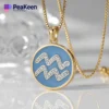 Ожерелье Aquarius из мягкой эмали на позолоченной цепочке на безмятежном голубом фоне.