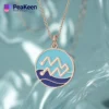 Ожерелье Aquarius с мягкой эмалью на ярком синем фоне подчеркивает его замысловатый дизайн и зодиакальную тематику.