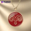 Collar con colgante de signo del zodiaco Aries de esmalte blando en rojo y dorado, con un toque elegante y astrológico.