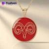 Un collar con colgante de signo del zodiaco Aries en esmalte blando rojo y dorado, elegantemente diseñado para los entusiastas de la astrología.