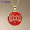 Collar con colgante de signo del zodiaco Aries rojo y dorado de esmalte blando, perfecto para añadir un toque de astrología a cualquier atuendo.