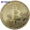 Una moneda física de bitcoin con la palabra "peakeen" bien visible en su superficie.
