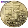 Una moneda física de oro bitcoin sobre un fondo blanco.