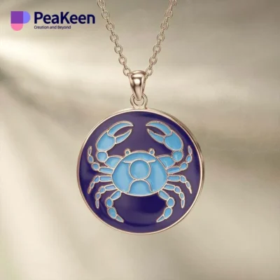 Un colgante de cangrejo azul y blanco en una cadena de oro, con suave esmalte, perfecto para un collar del zodiaco Cáncer.