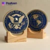Две деревянные дощечки с изображением печати США, к которым прилагается монета с вызовом начальника штаба.