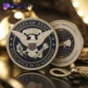 На роскошном золотом фоне изображена монета с печатью штата США, представляющая собой монету вызова начальников штабов.