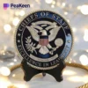 Выгравированная на заказ монета с надписью "США", символизирующая главнокомандующих и военную гордость.