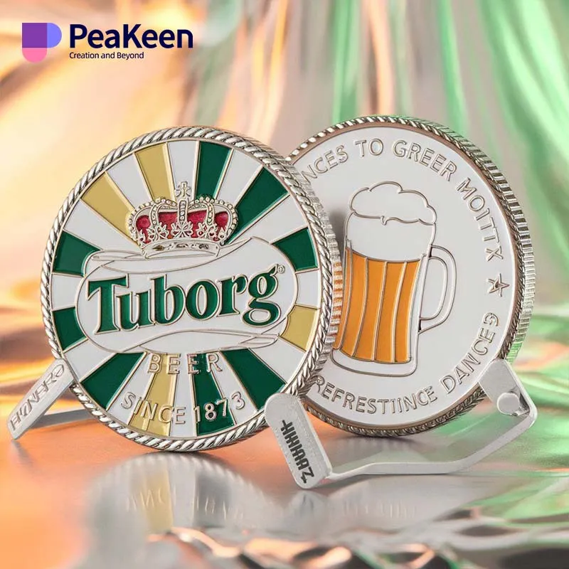 Pièce d'entreprise représentant le logo de la bière Tuborg à côté d'un verre de bière, symbolisant la camaraderie et la fête.