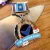 Un medaglione d'onore personalizzato con un segno di spunta e il disegno di un coltello, che simboleggia i risultati e l'eccellenza.