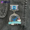 Un distintivo con una spilla che riporta la frase "Sono importante", che simboleggia medaglioni personalizzati di onore e riconoscimento.