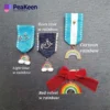 Un vivace distintivo con nastro arcobaleno che rappresenta medaglioni d'onore personalizzati, simbolo di risultati e riconoscimenti.