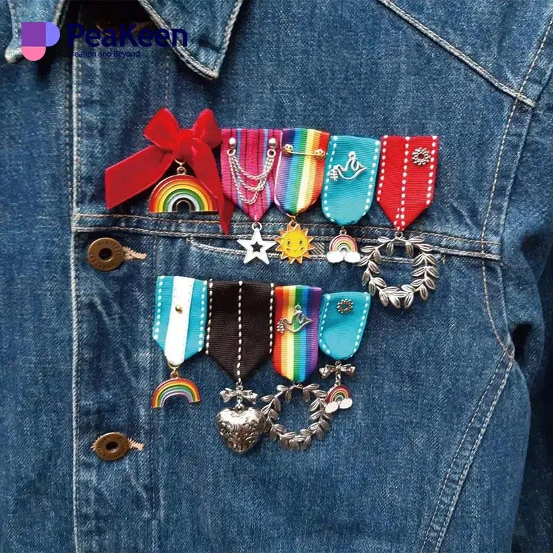 Une veste en jean ornée de rubans colorés, de breloques et de médaillons d'honneur personnalisés, mettant en valeur un style personnel unique.