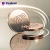 Une pièce de monnaie à pile ou face sur laquelle est gravé "oui", symbolisant la nouvelle pièce de Peakeen et une perspective positive pour l'avenir.